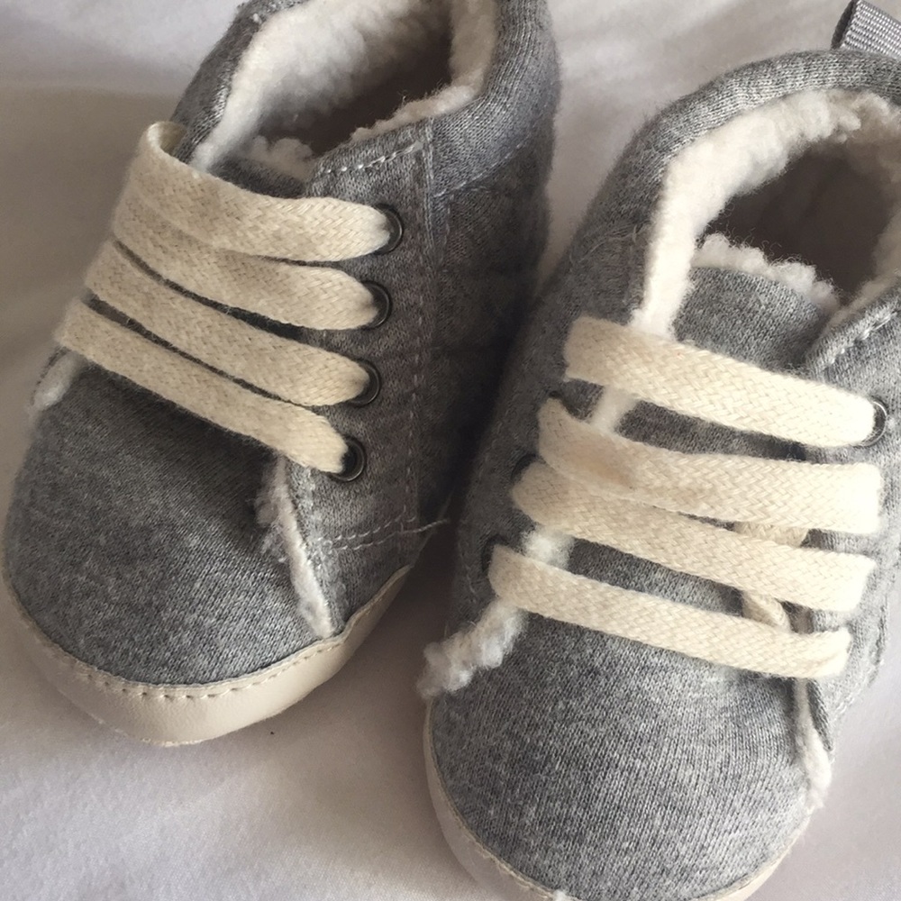 BABY GAP- 6-12 mo gray crib sneaker